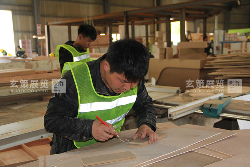 麻豆久久久性大片展览工厂木工工人