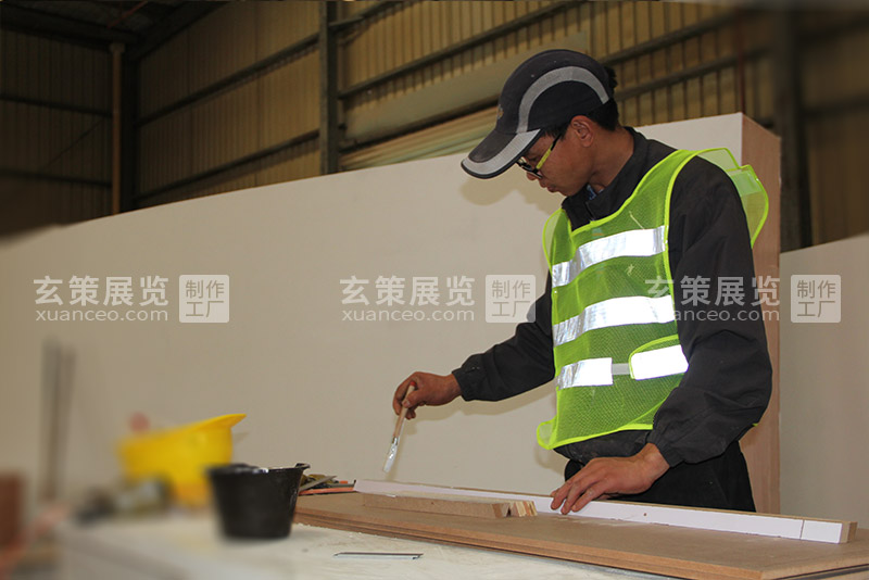 麻豆久久久性大片展览工厂工人